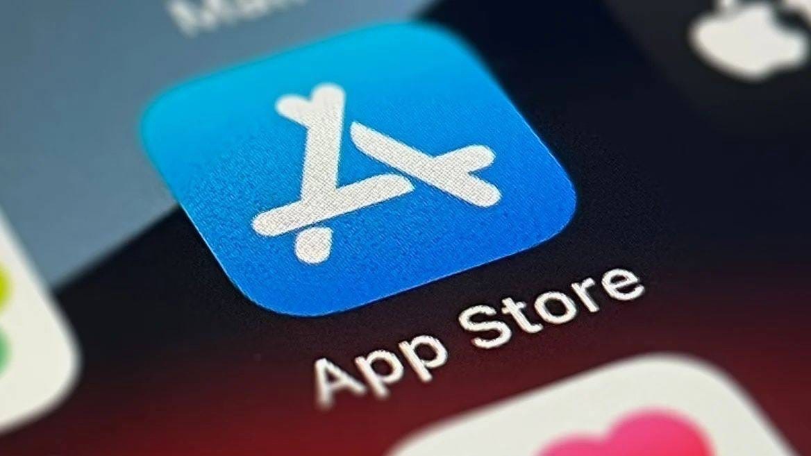 Apple разрешит установку приложений из сторонних магазинов, помимо App Store, уверяет Bloomberg.